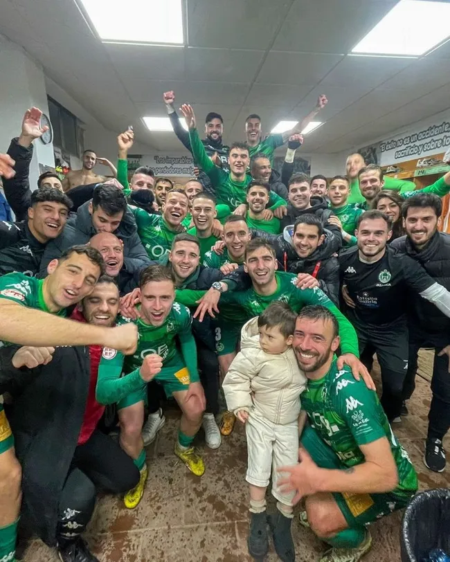 Christian Santos, en el lado derecho superior, junto a sus nuevos compañeros. Imagen: Instagram CD Arenteiro