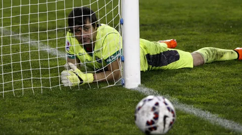 Nico Peric sufre con tridente colocolino en su despedida del fútbol.