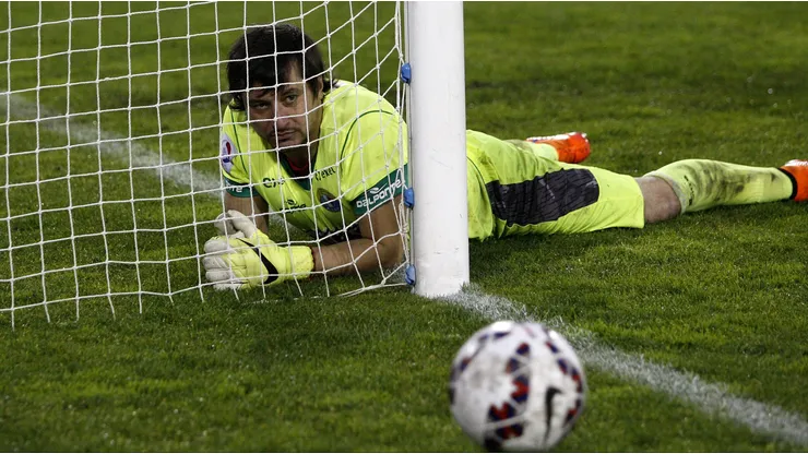 Nico Peric sufre con tridente colocolino en su despedida del fútbol.