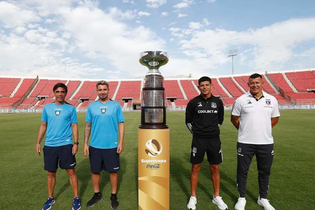 Entrenadores y capitandes de Huachipato y Colo Colo posaron con la Supercopa. Imagen: Carlos Parra/Comunicaciones ANFP