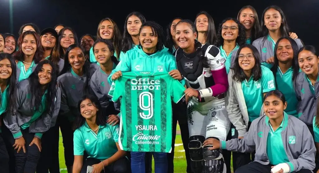 Ysaura Viso siendo presentada en el León Femenil. Imagen: Fer López