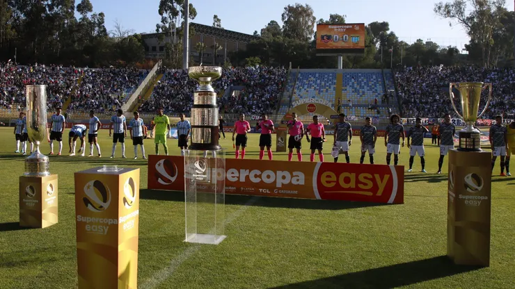Futbol, Colo Colo vs Magallanes. Supercopa 2023. Los trofeos de la Copa Chile, Supercopa y Campeonato Nacional son exibidos antes del partido de la Supercopa entre Colo Colo y Magallanes disputado en le estadio Sausalito de Vina del Mar, Chile. 15/01/2023 Andres Pina/Photosport Football, Colo Colo vs Magallanes. 2023 Supercopa match. The Copa Chie, Supercopa and National Championship trophies are displayed prior to the Supercopa match between Colo Colo and Magallanes held at the Sausalito stadium in Vina del Mar, Chile. 15/01/2023 Andres Pina/Photosport