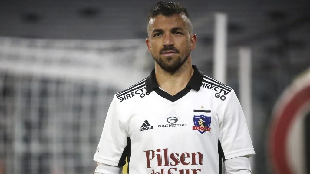Gabriel Costa con la camiseta de Colo Colo