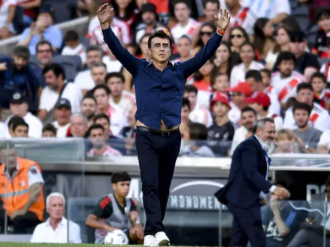 Gustavo Quinteros barre con sus jugadores tras papelón de Vélez ante River