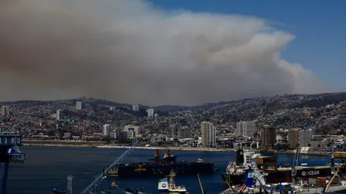 Parte del humo que afecta a la región de Valparaíso. | Imagen: ATON.