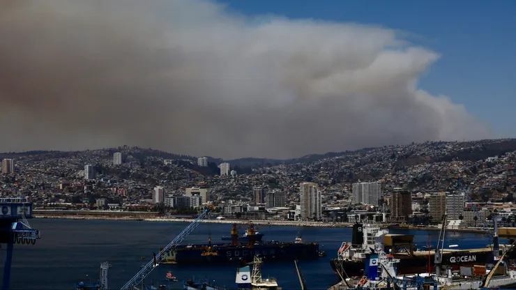 Parte del humo que afecta a la región de Valparaíso. | Imagen: ATON.