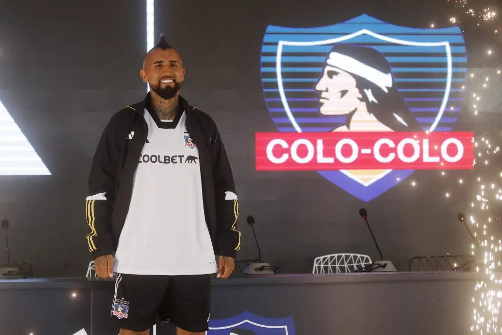 Arturo Vidal en la presentación de la nueva camiseta de Colo Colo. (Foto: Photosport)