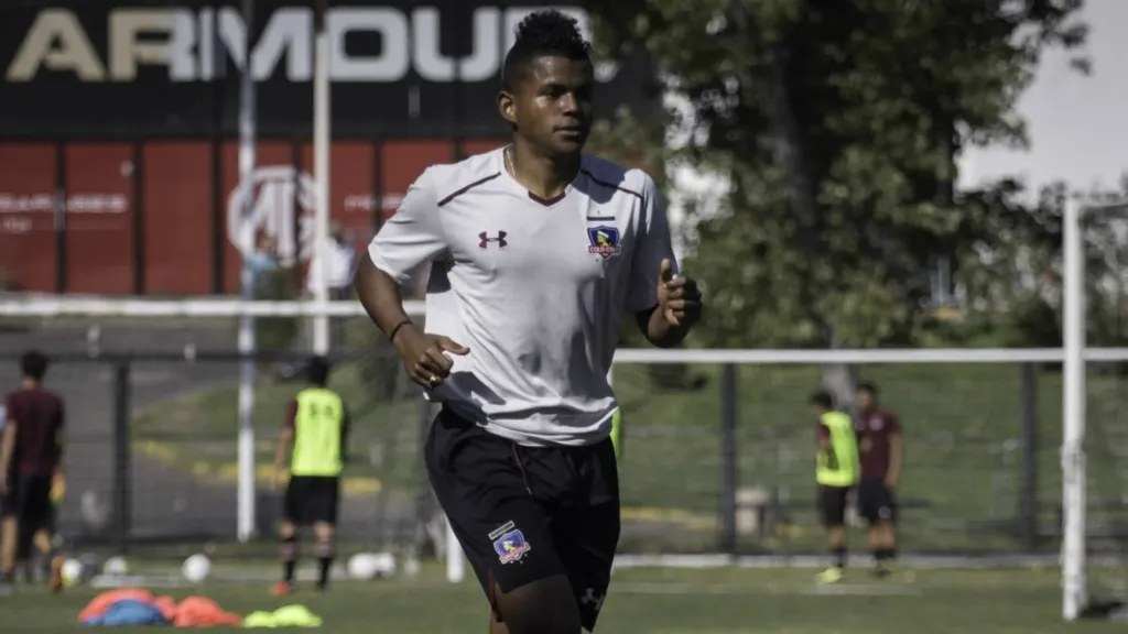 Alexander Bolaños en las series menores de Colo Colo. (Foto: Archivo)
