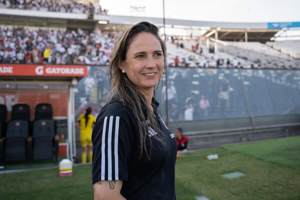 Tatiele Silveira le hizo regalos a las jugadoras de Colo Colo Femenino. Imagen: Guille Salazar/DaleAlbo