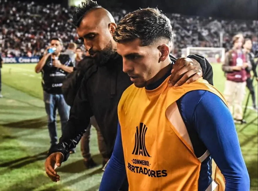 Arturo Vidal y Hernán López Muñoz intercambiaron camisetas luego de la clasificación de Colo Colo a la fase 3 de la Copa Libertadores.