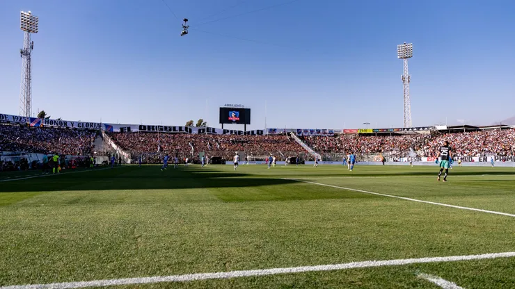 Abonados de Colo Colo serán reubicados en el Monumental.