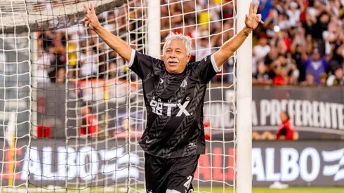 Carlos Caszely jugó en el Monumental a sus 73 años.