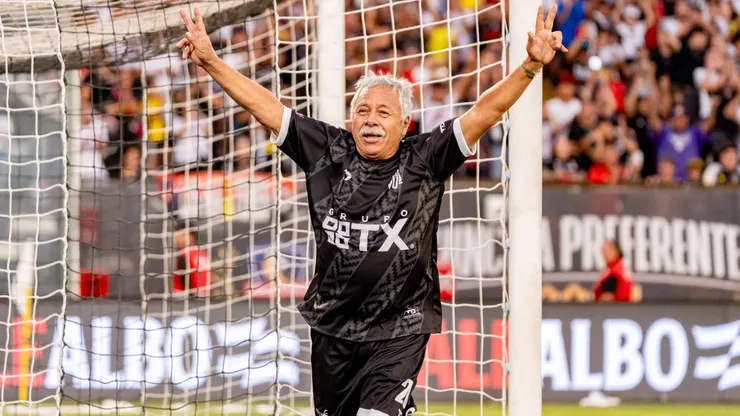 Carlos Caszely jugó en el Monumental a sus 73 años.