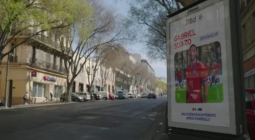 Gabriel Suazo en uno de los afiches en un barrio residencial de Marsella. Foto: Cedida.