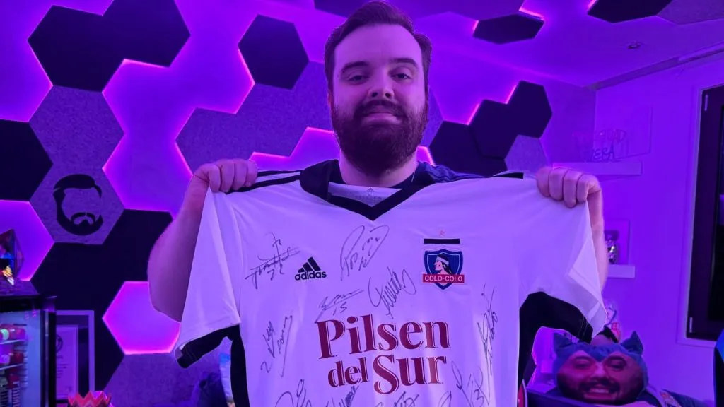 Ibai Llanos alucina con camisetas de Colo Colo.