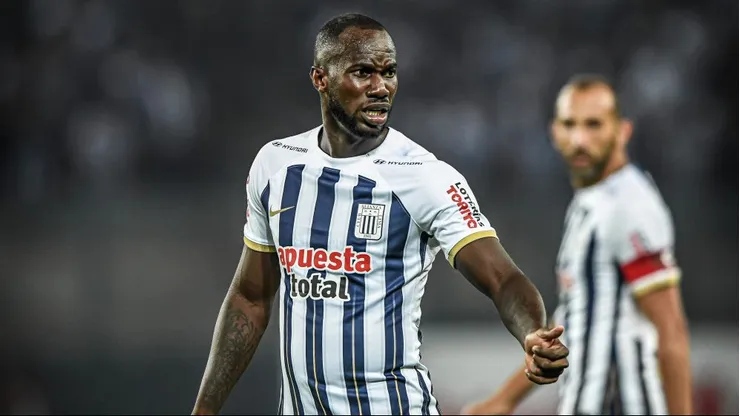 Cecilio Waterman con un pie afuera del partido ante Colo Colo. | Imagen: Alianza Lima.