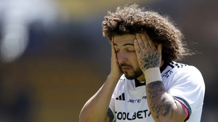 Maximiliano Falcón se defiende tras fuerte choque con Dixon Pereira.