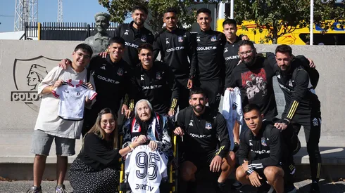 La Abuelita Alba con los jugadores en el Monumental