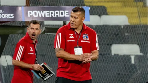 Jorge Almirón aplaude de pie el rendimiento de Colo Colo ante Trinidense.