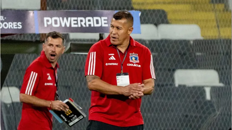 Jorge Almirón aplaude de pie el rendimiento de Colo Colo ante Trinidense.
