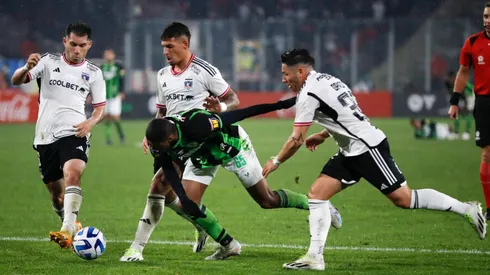 Hinchas de Colo Colo ayudan a Jorge Almirón para enfrentar a Sportivo Trinidense.