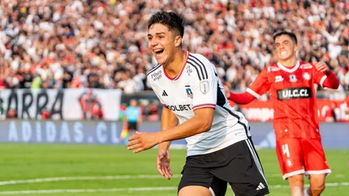 Héctor Tapia le prestó ropa al cuestionado jugador albo.