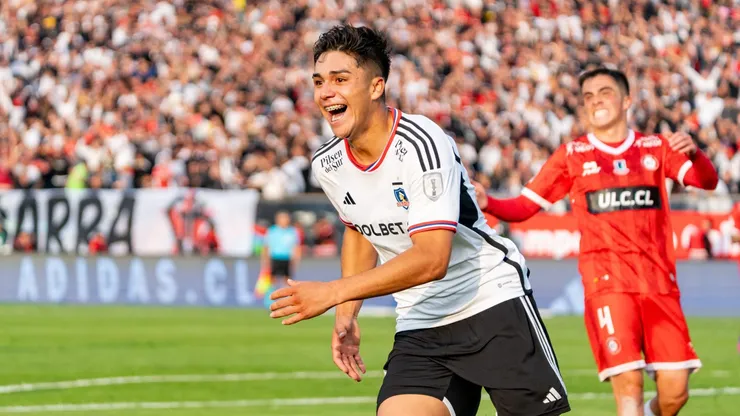 Héctor Tapia le prestó ropa al cuestionado jugador albo.