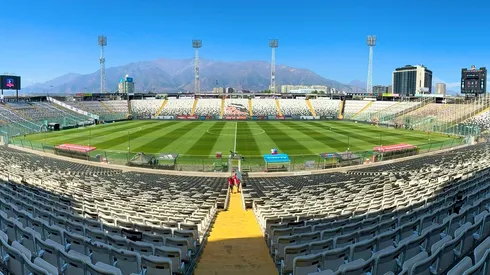 Los cancheros históricos de Colo Colo van al rescate de la cancha del Estadio Monumental.