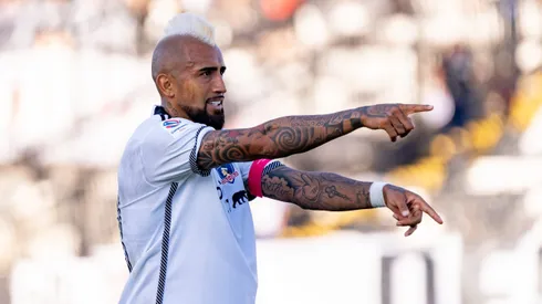 Arturo Vidal se mofa de los hinchas de la U que festejaron el Superclásico en Plaza Italia.