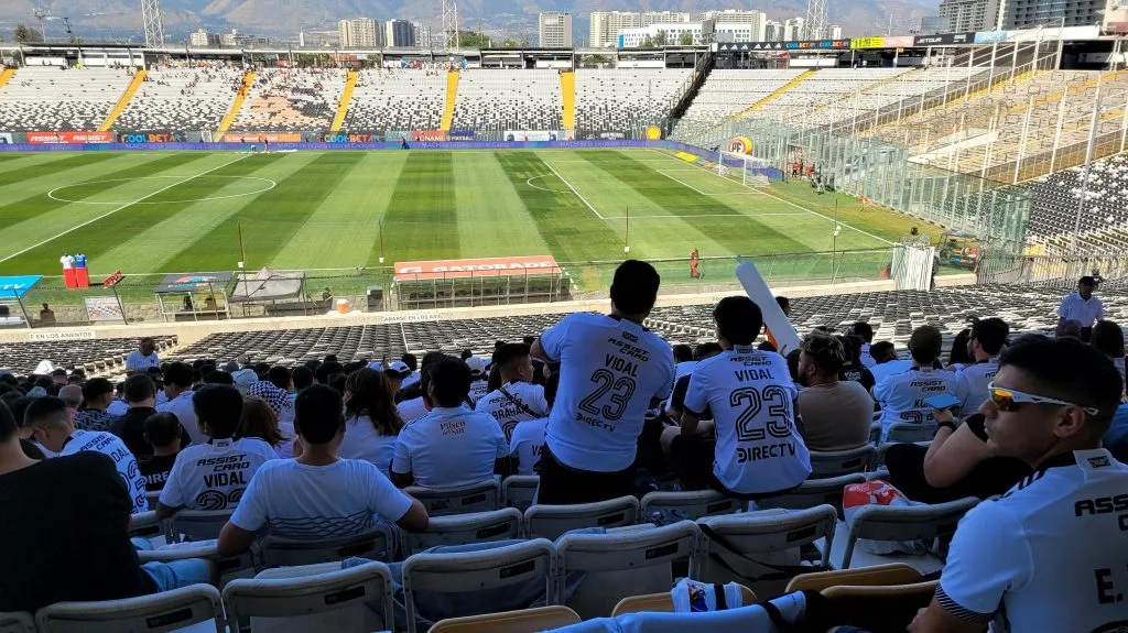 Arturo Vidal causa furor en los hinchas que arriban al Estadio Monumental. | Imagen: DaleAlbo.