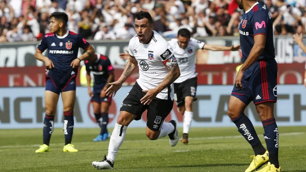Esteban Paredes en un clásico gol a Universidad de Chile.