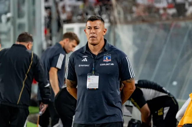 Jorge Almirón y Colo Colo cambian de prioridad y buscan un lateral derecho. Imagen: Guille Salazar/DaleAlbo