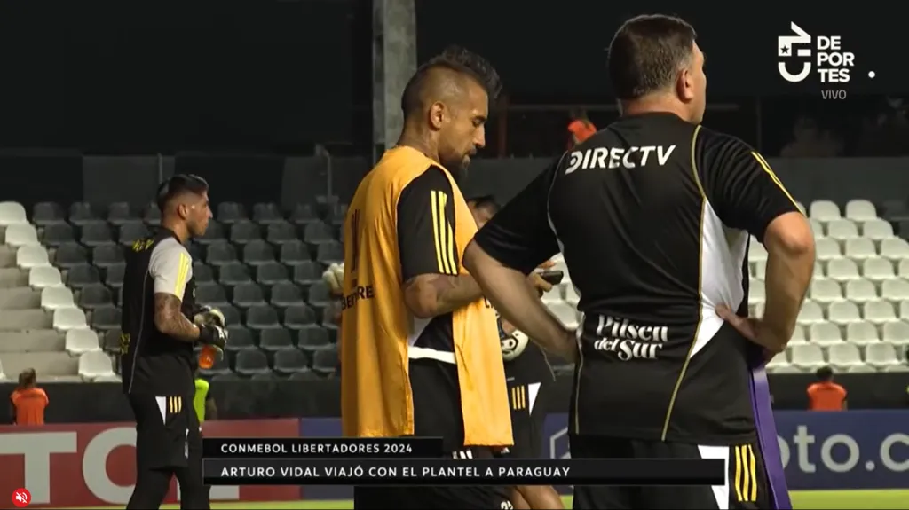 Arturo Vidal entrenando en cancha pese a no ser considerado.