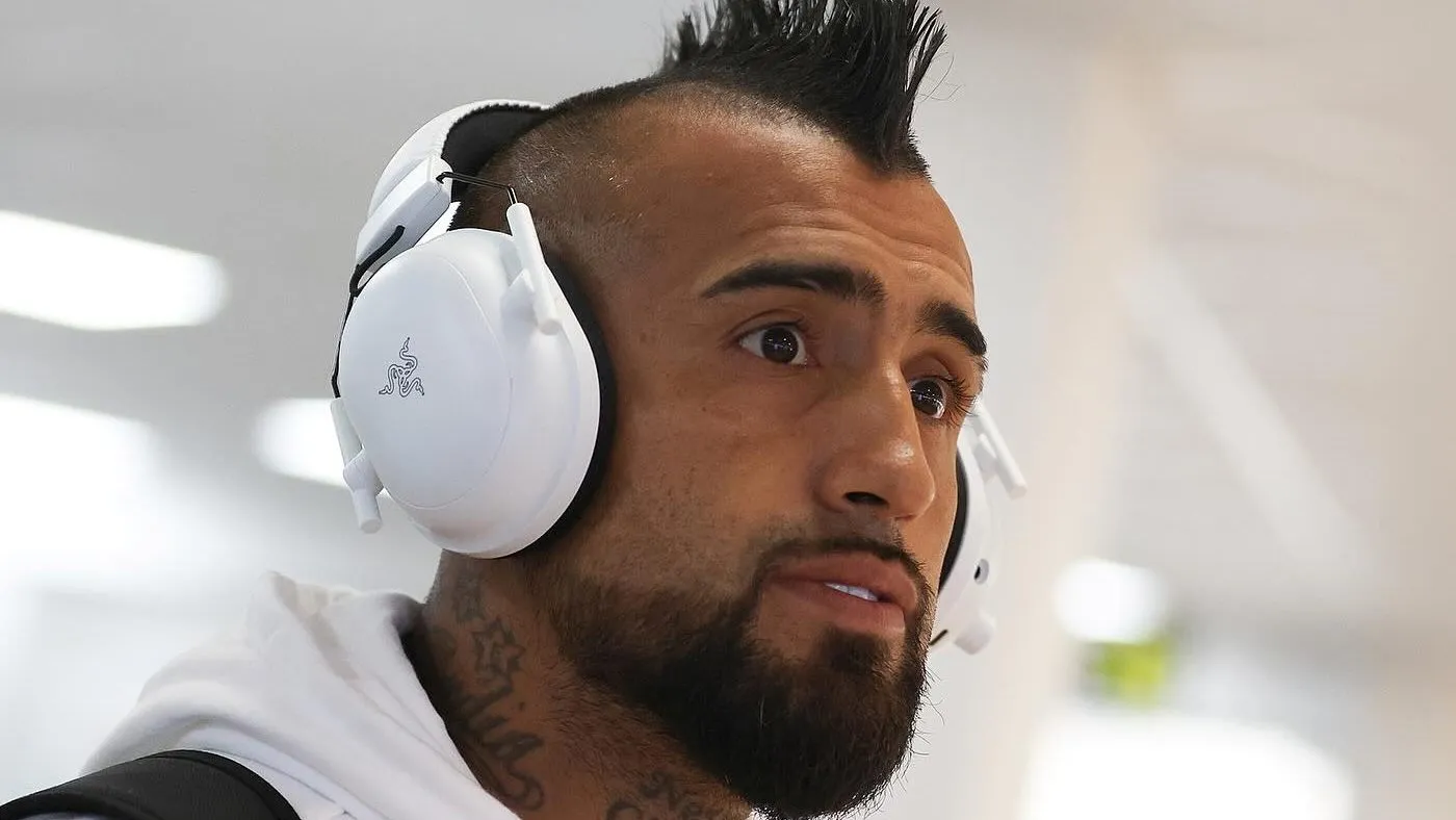 Arturo Vidal en la llegada a Paraguay. (Foto: Colo Colo)
