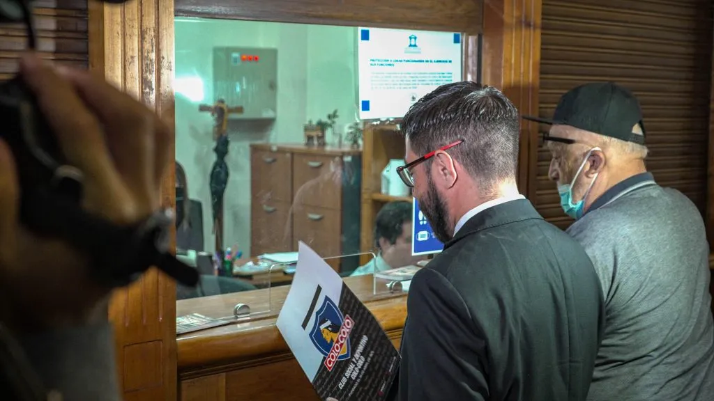 Matías Camacho presentando el recurso de protección en la Corte de Apelaciones. (Foto: CSD Colo Colo)