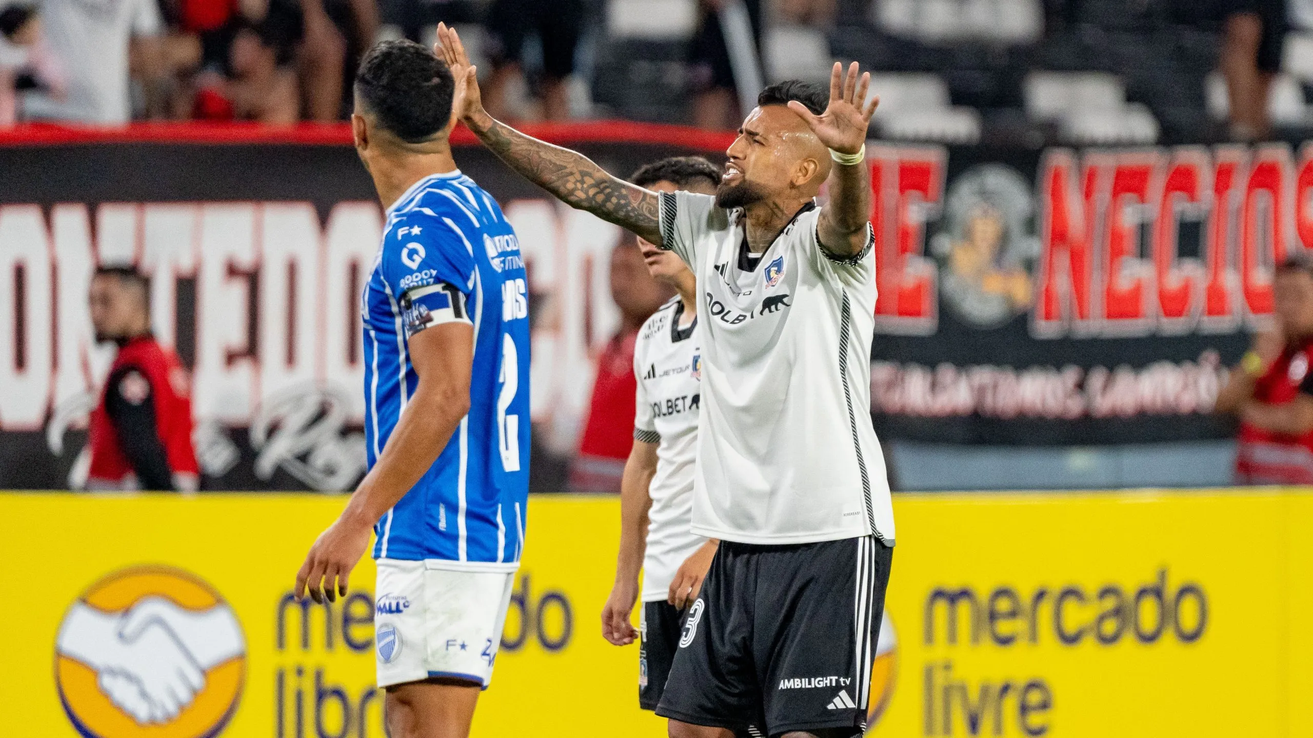 Arturo Vidal fue sustituido en el partido de Colo Colo vs Godoy Cruz por problemas físicos. (Foto: Guillermo Salazar/DaleAlbo)