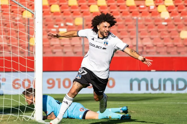 Maximiliano Falcón adelanta el Superclásico entre Colo Colo vs Universidad de Chile. Imagen: Guille Salazar/DaleAlbo