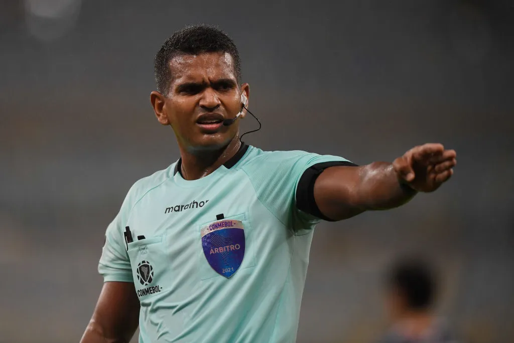 Alexis Herrera el árbitro de la ida entre Colo Colo vs Sportivo Trinidense. Imagen: Mauro Pimentel-Pool/Getty Images