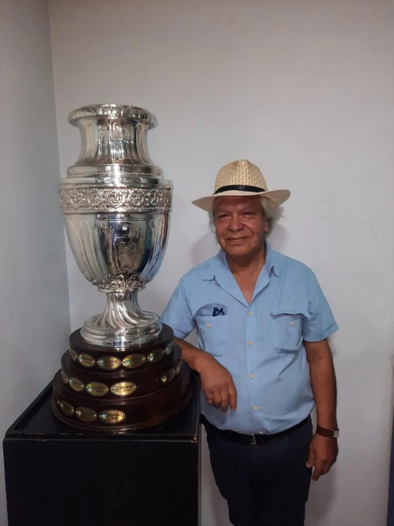 Don Rigoberto con la Copa América, y su base de madera diseñada por él | Foto: Cedida a DaleAlbo