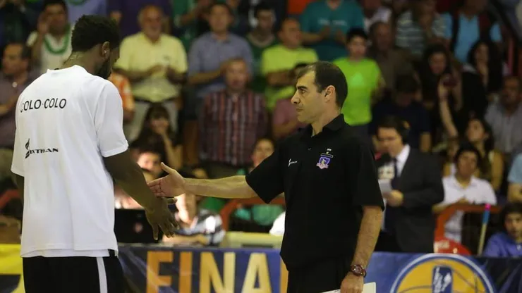 Fernando López junto a O’Louis McCullough, campeón Colo Colo Básquet.