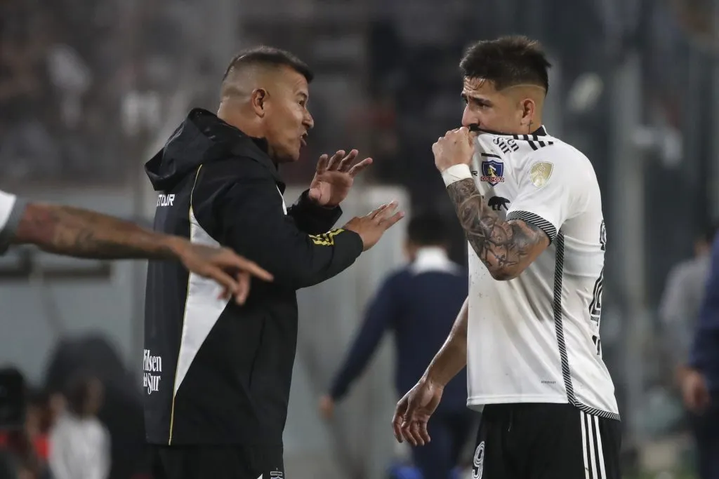 Almirón ha sufrido con el poco gol de sus delanteros en Colo Colo | Foto: Photosport