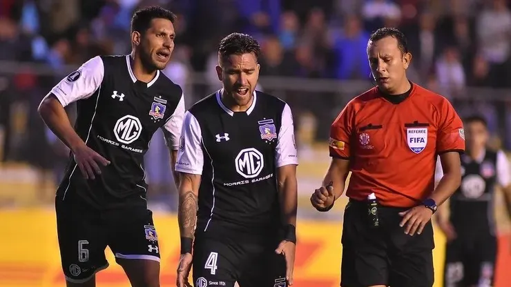 Darío Herrera dirigiendo a Colo Colo ante Bolívar, en la altura de La Paz.
