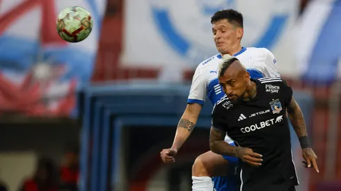 Arturo Vidal conecta su cabezazo para poner el 1-0 sobre Colo Colo.