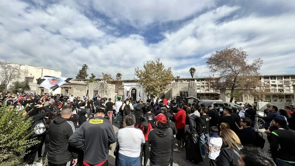 Aniversario en el mausoleo de Colo Colo. (Foto: @CSDColoColo)