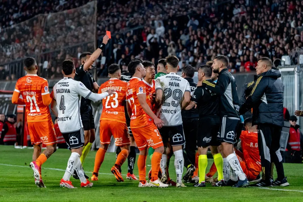 Brayan Cortés fue expulsado en partido de Colo Colo vs Cobreloa. (Foto: Guillermo Salazar/DaleAlbo)