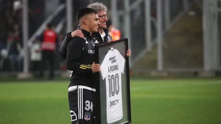Vicente Pizarro recibiendo su camiseta enmarcada.