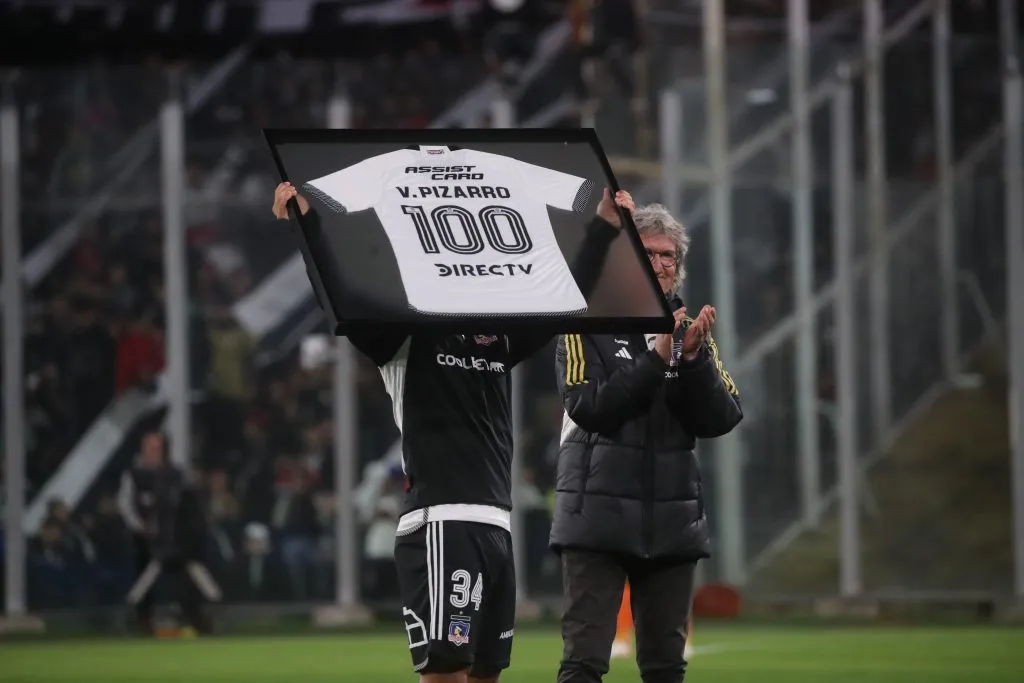 Vicente Pizarro recibe la condecoración por alcanzar los 100 partidos en Colo Colo