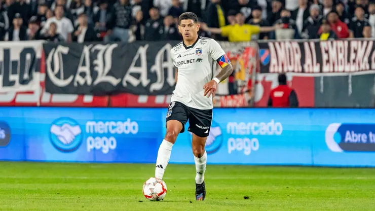 Esteban Pavez celebra a Aníbal Mosa en Colo Colo.