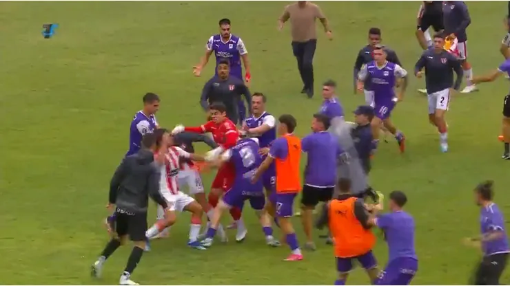 Rivero dedicado a separar la pelea en partido del fútbol uruguayo.