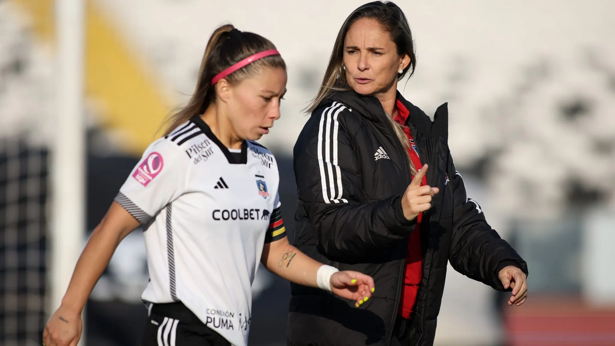 Tatiele Silveira conversando con Yanara Aedo. (Foto: Colo Colo)